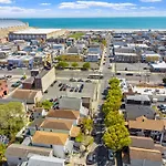 9 Bedroom, 14 Beds House Great For Big Groups Near Boardwalk, Tropicana