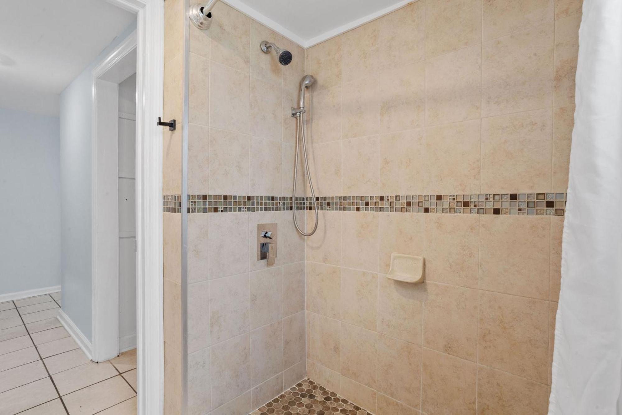 9 Bedroom, 14 Beds House Great For Big Groups Near Boardwalk, Tropicana *