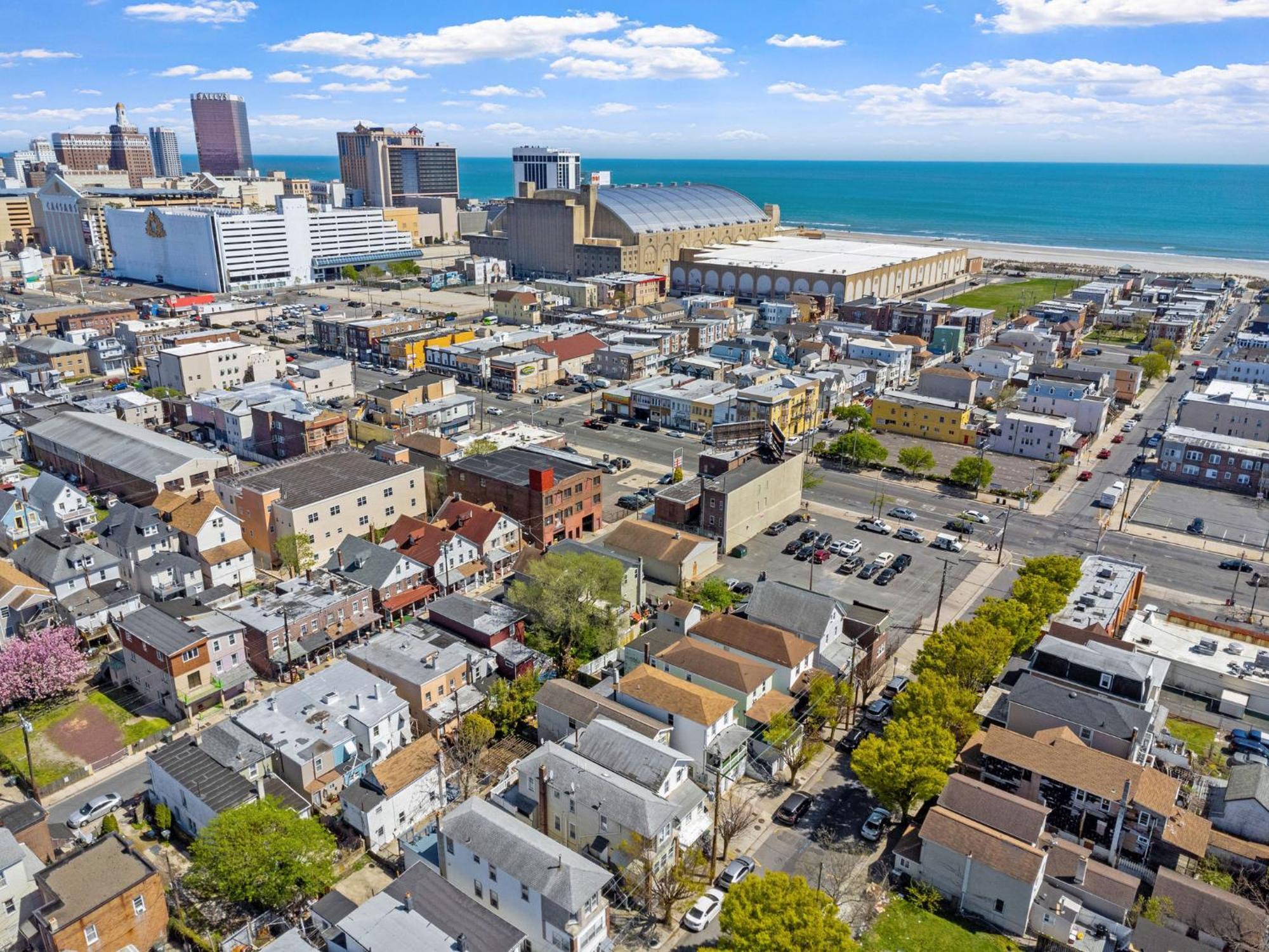 9 Bedroom, 14 Beds House Great For Big Groups Near Boardwalk, Tropicana Atlantic City
