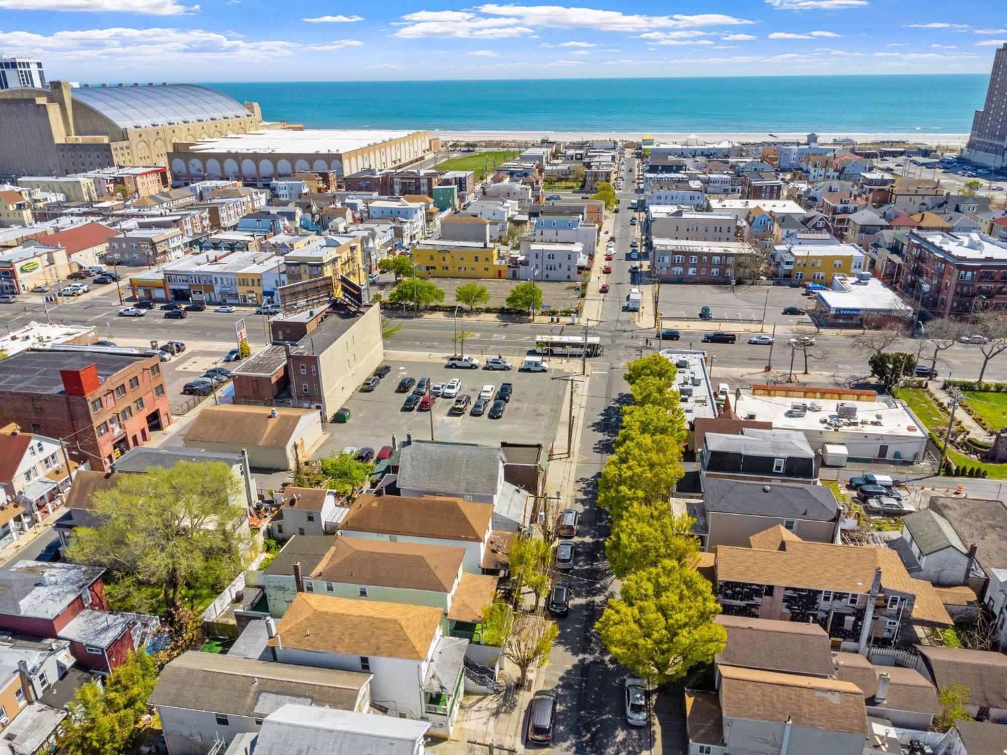 9 Bedroom, 14 Beds House Great For Big Groups Near Boardwalk, Tropicana Holiday home Atlantic City