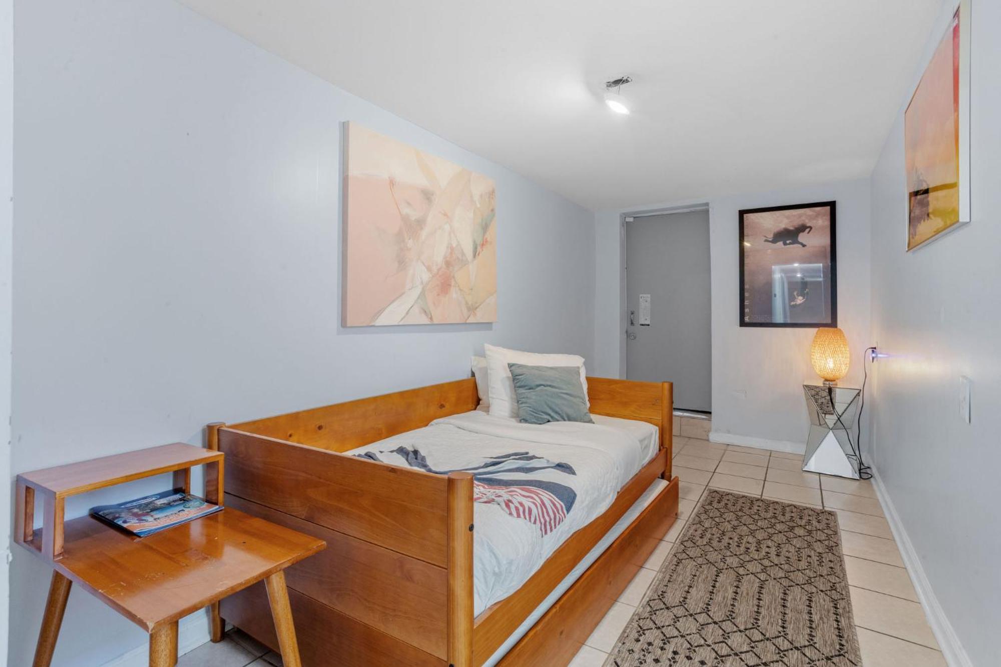 9 Bedroom, 14 Beds House Great For Big Groups Near Boardwalk, Tropicana Holiday home *