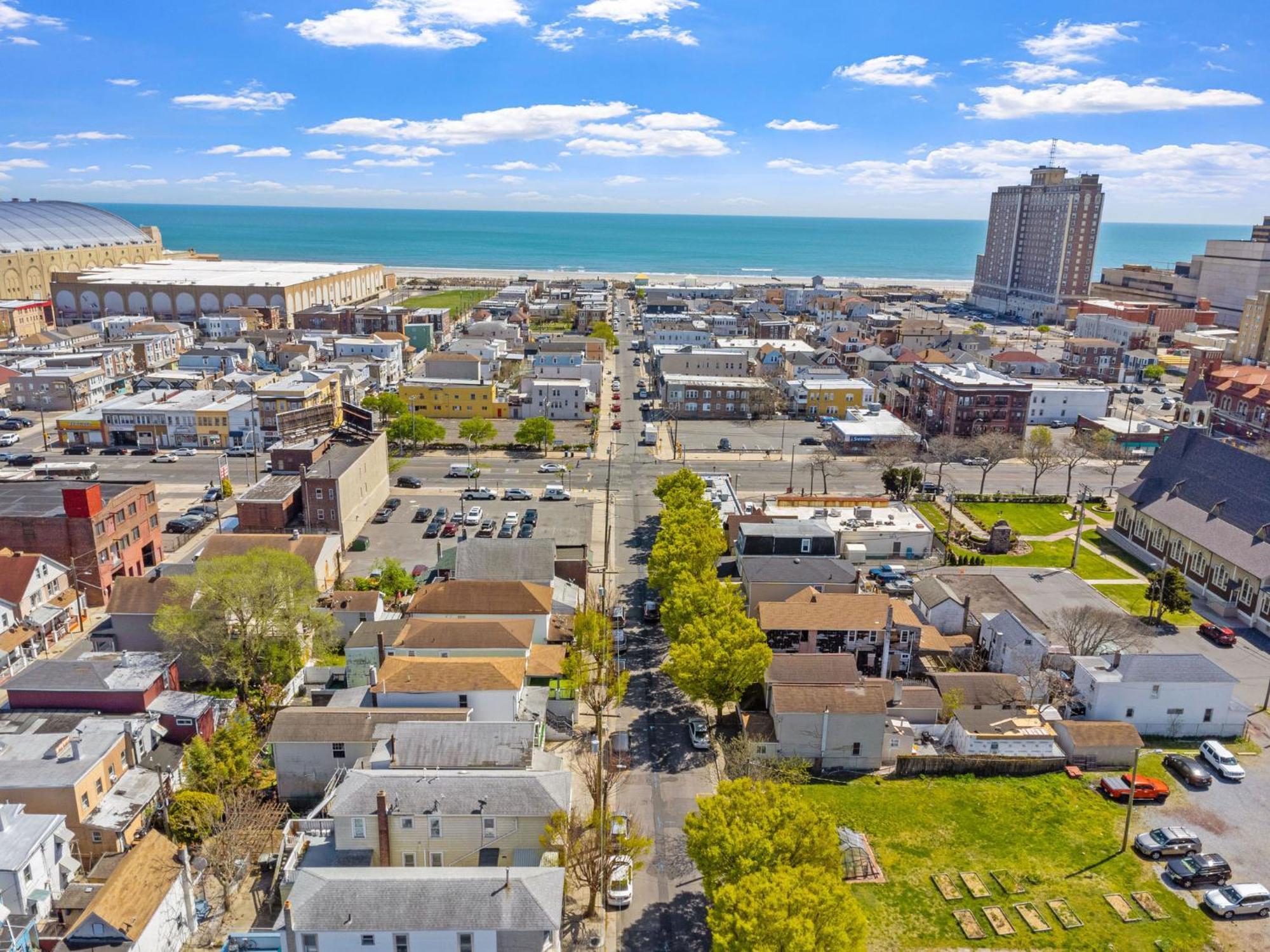 9 Bedroom, 14 Beds House Great For Big Groups Near Boardwalk, Tropicana Atlantic City