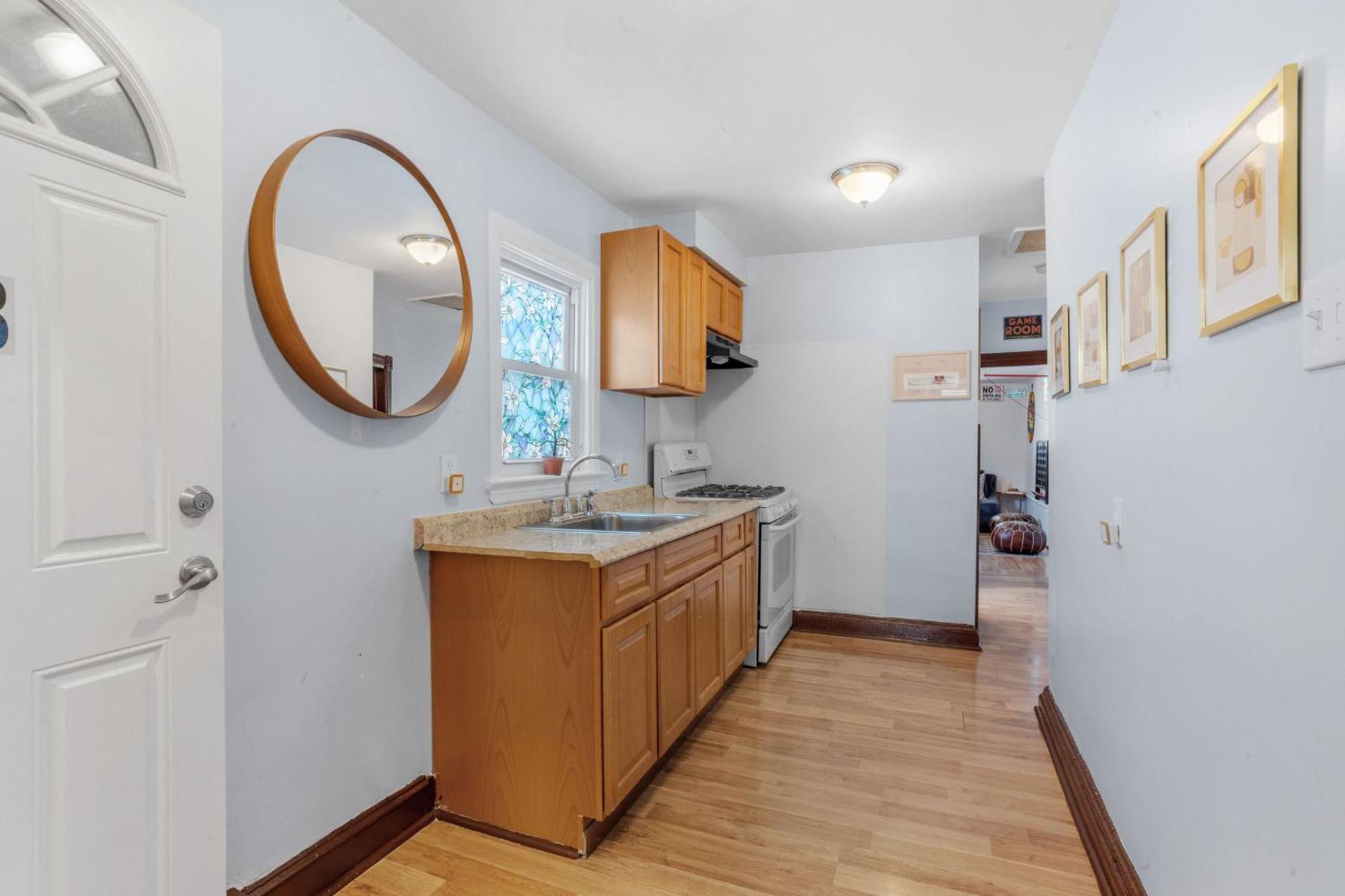 9 Bedroom, 14 Beds House Great For Big Groups Near Boardwalk, Tropicana *